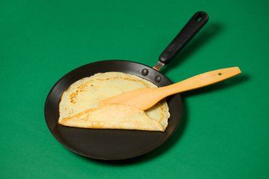 Krep portre, bir kızartma tavası, yeşil zemin üzerine ince gözleme