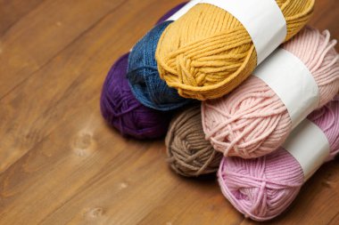 renkli yün konu ahşap zemin üzerine örme için