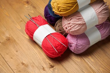 renkli yün konu ahşap zemin üzerine örme için