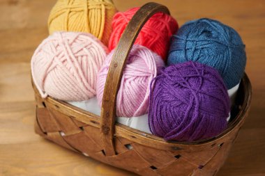 renkli yün konu ahşap zemin üzerine örme için