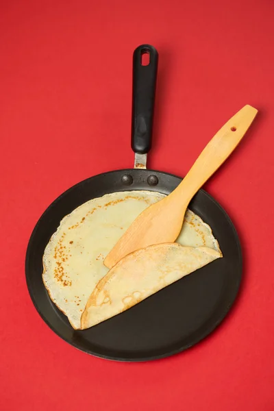 Crepe Nahaufnahme Dünner Pfannkuchen Auf Einer Pfanne Roter Hintergrund — Stockfoto