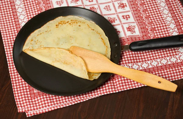 Crepe Primer Plano Panqueque Delgado Una Sartén Fondo Madera — Foto de Stock