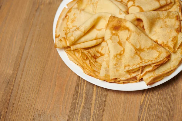 Crepe Nahaufnahme Haufen Von Dünnen Pfannkuchen Auf Einem Teller Holz — Stockfoto