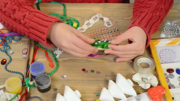 Crianças Fazendo Decoração Para Férias Artesanato Brinquedos Árvore Natal Outros — Vídeo de Stock