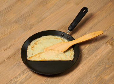 Krep portre, bir kızartma tavası, ahşap arka plan üzerinde ince gözleme