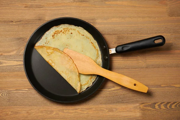 Crepe Primer Plano Panqueque Delgado Una Sartén Fondo Madera — Foto de Stock