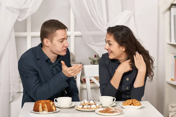 Ρομαντικό Ζευγάρι Πόσιμο Τσάι Μπισκότα Και Μιλάμε — Φωτογραφία Αρχείου