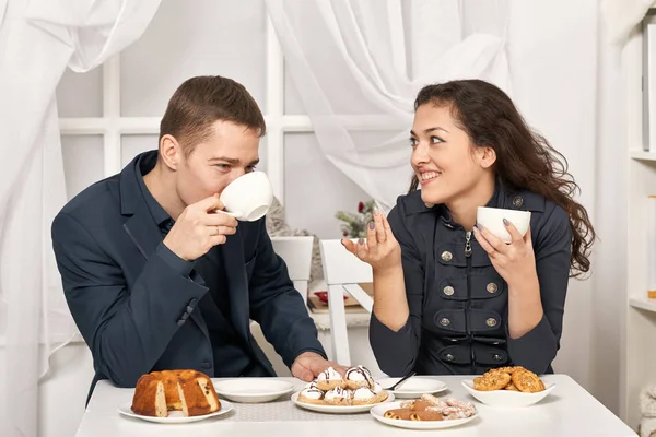 浪漫夫妇喝茶与饼干和谈话 — 图库照片