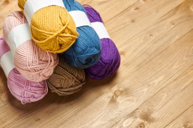 renkli yün konu ahşap zemin üzerine örme için
