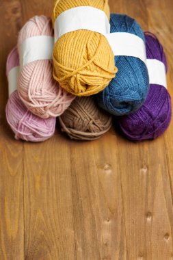 renkli yün konu ahşap zemin üzerine örme için