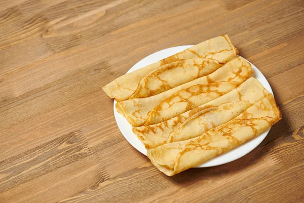 Crepe Primer Plano Montón Panqueques Delgados Plato Fondo Madera — Foto de Stock