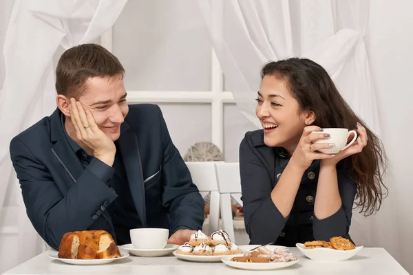 浪漫夫妇喝茶与饼干和谈话 — 图库照片