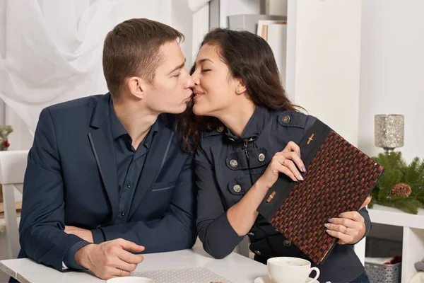 Ρομαντικό Ζευγάρι Πίνοντας Τσάι Μπισκότα Μιλώντας Και Φιλιά — Φωτογραφία Αρχείου