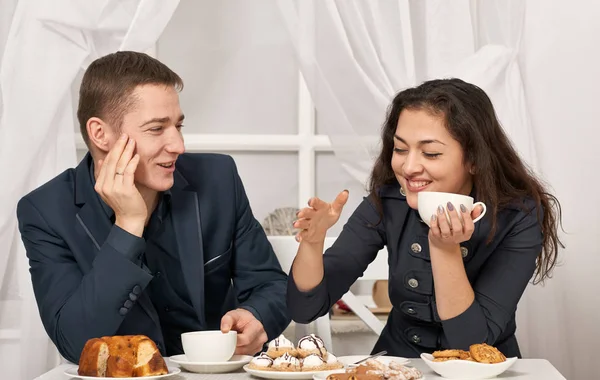 Casal Romântico Beber Chá Com Biscoitos Falar — Fotografia de Stock