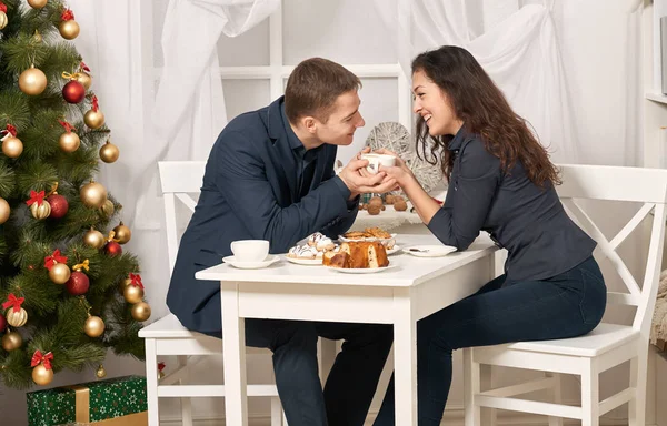 Coppia Romantica Bere Con Biscotti Parlare Albero Natale Con Decorazione — Foto Stock