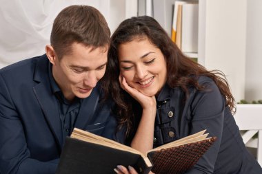 Romantik Çift tanımlama ile çay içme, konuşma ve seyir fotoğraf albümü