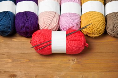 renkli yün konu ahşap zemin üzerine örme için