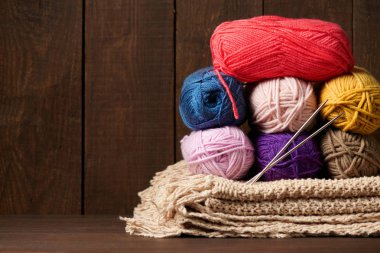 ahşap zemin üzerine örme için yün iplik topları