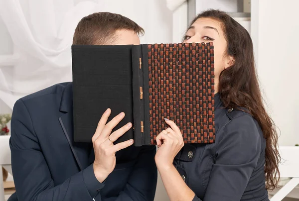 Pareja Romántica Beber Con Galletas Besos Detrás Álbum Fotos — Foto de Stock