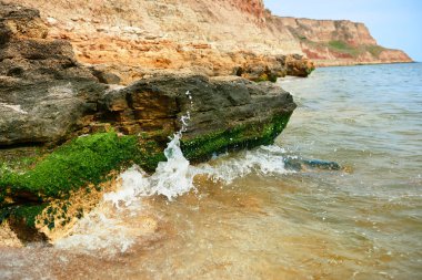 güzel deniz manzara, portre sahilde, Yalı yüksek tepeler, vahşi doğa ile taştan