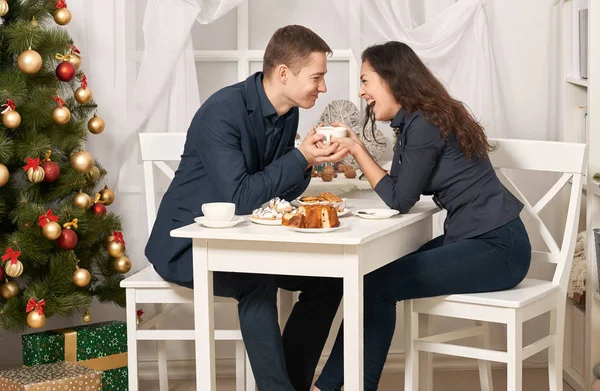 Coppia Romantica Bere Con Biscotti Parlare Albero Natale Con Decorazione — Foto Stock
