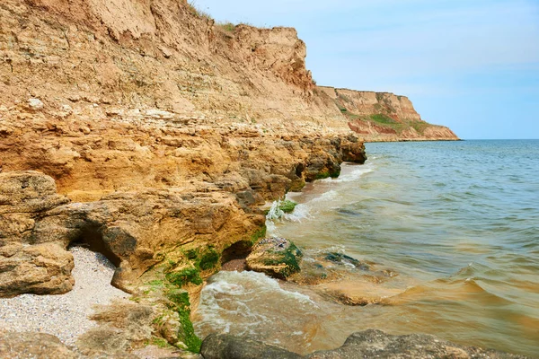 Piękny Krajobraz Zbliżenie Kamienia Plaży Wybrzeża Morza Wysokiego Wzgórza Dzikiej — Zdjęcie stockowe