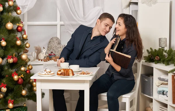 Coppia Romantica Bere Con Biscotti Parlando Cercando Album Fotografico — Foto Stock