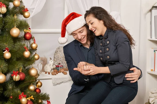 Coppia Romantica Che Diverte Ragazza Seduta Babbo Natale Vuole Molti — Foto Stock
