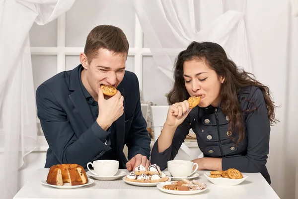 Pasangan Romantis Minum Teh Dengan Kue Dan Berbicara — Stok Foto