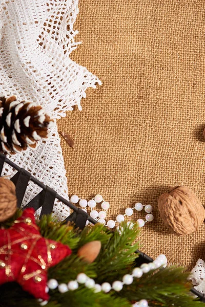 クリスマス装飾背景 モミの木 ビーズ ギフト ナッツ 荒布を着た他のもの テキストは 新しい年のテーマ空の空間 — ストック写真