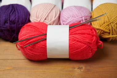 renkli yün konu ahşap zemin üzerine örme için