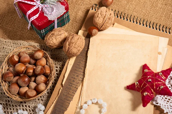 Старая Бумага Рождественские Украшения Качестве Фона Бусы Подарки Орехи Другие — стоковое фото