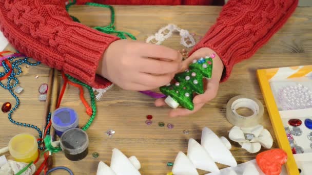 Kinderen Maken Van Decoratie Voor Vakanties Ambachten Speelgoed Kerstboom Andere — Stockvideo