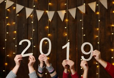 ahşap arka plan - yeni yıl tatil kavramı 2019 numaraları gösterilen elleriyle