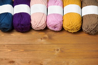 renkli yün konu ahşap zemin üzerine örme için