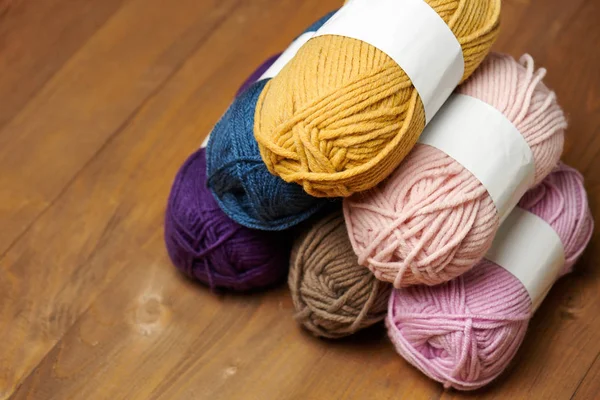 Kleurrijke Wollen Draden Voor Breien Houten Achtergrond — Stockfoto