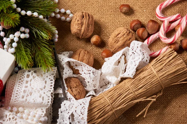 クリスマス装飾背景 モミの木 ビーズ ギフト 古い紙 ナッツ 荒布を着た他のもの テキストは 新しい年のテーマ空の空間 — ストック写真