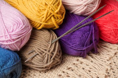 ahşap zemin üzerine örme için yün iplik topları