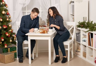 Çerezler ile çay içme ve konuşurken, tatil dekorasyon, yeni yıl tema ile Noel ağacı romantik çift