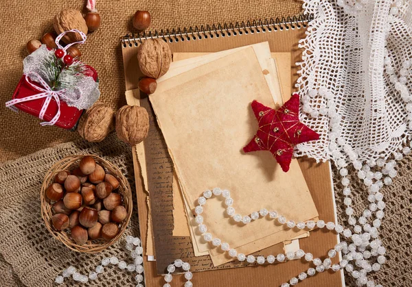Старая Бумага Рождественские Украшения Качестве Фона Бусы Подарки Орехи Другие — стоковое фото