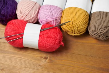 renkli yün konu ahşap zemin üzerine örme için