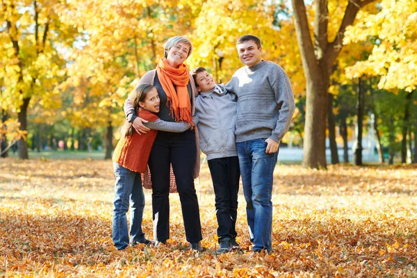 Gelukkige Familie Wandelingen Herfst Stadspark Kinderen Ouders Die Zich Voordeed — Stockfoto