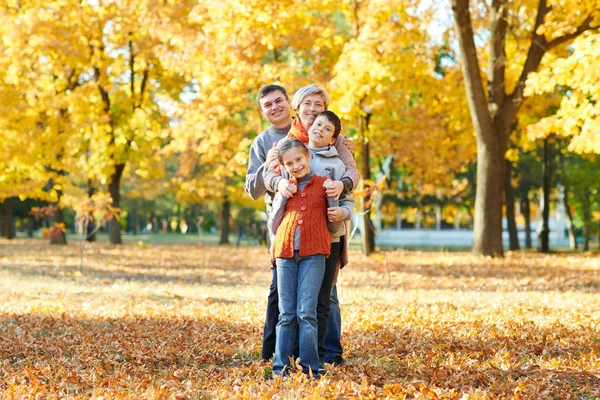 Buone Passeggiate Famiglia Nel Parco Cittadino Autunnale Bambini Genitori Posa — Foto Stock