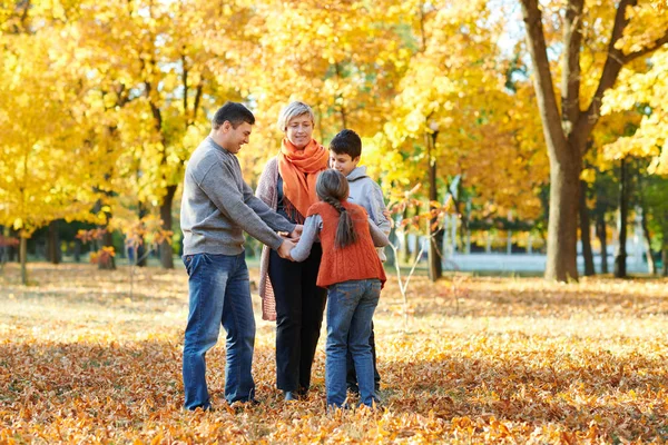 Šťastná Rodina Chodí Podzimní Městského Parku Děti Rodiče Pózování Usmívající — Stock fotografie