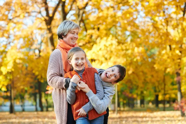 Feliz Família Caminha Outono Parque Cidade Crianças Pais Posando Sorrindo — Fotografia de Stock