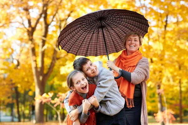 Familia Feliz Está Parque Otoño Los Pueblos Posan Bajo Paraguas — Foto de Stock