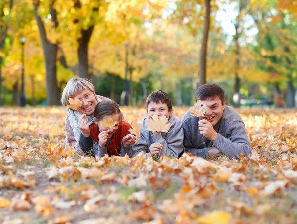 Heureuse Famille Trouve Dans Parc Ville Automne Sur Les Feuilles — Photo