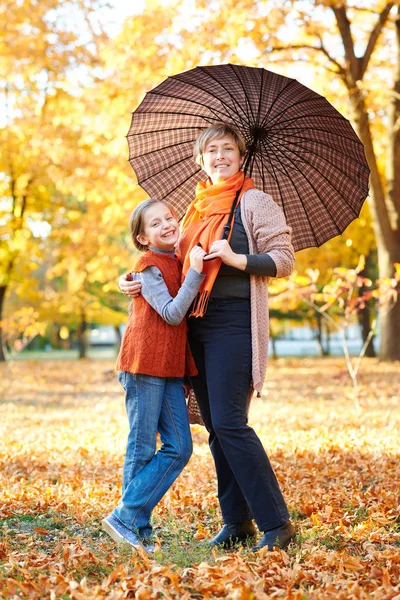 Мать Дочь Осеннем Городском Парке Люди Позируют Зонтиком Дети Родители — стоковое фото