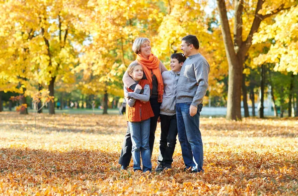 Gelukkige Familie Wandelingen Herfst Stadspark Kinderen Ouders Die Zich Voordeed — Stockfoto