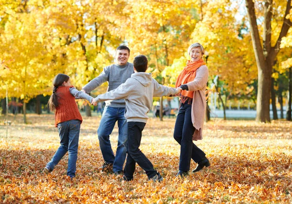 Mutlu Aile Sonbahar Şehir Parkı Içinde Yürür Çocuklar Ebeveynler Poz — Stok fotoğraf